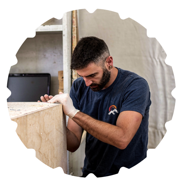 Mattia Rosselli al lavoro in officina