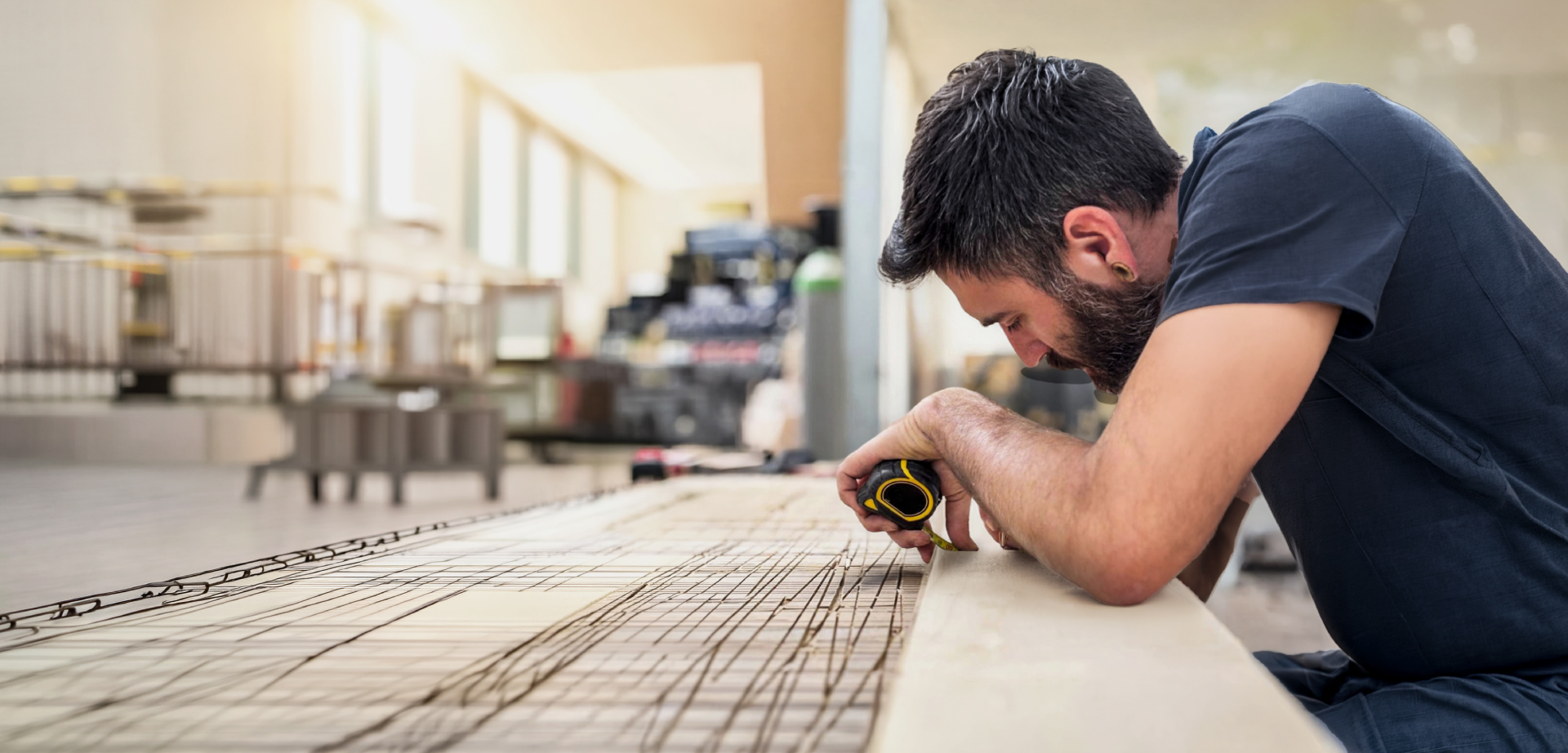 Tecnico FurboLab al lavoro con metro e disegno tecnico